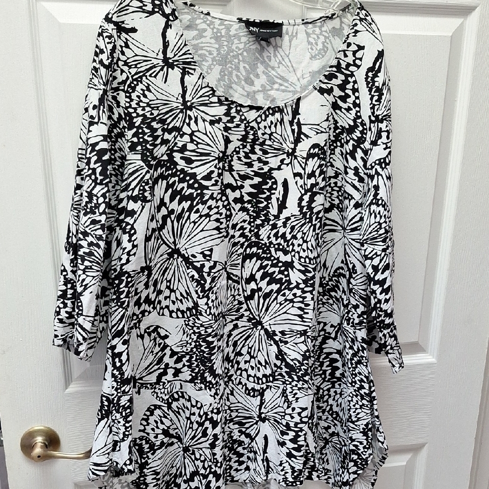 eChic Black and White Butterfly Print Top Size 1X. Nice